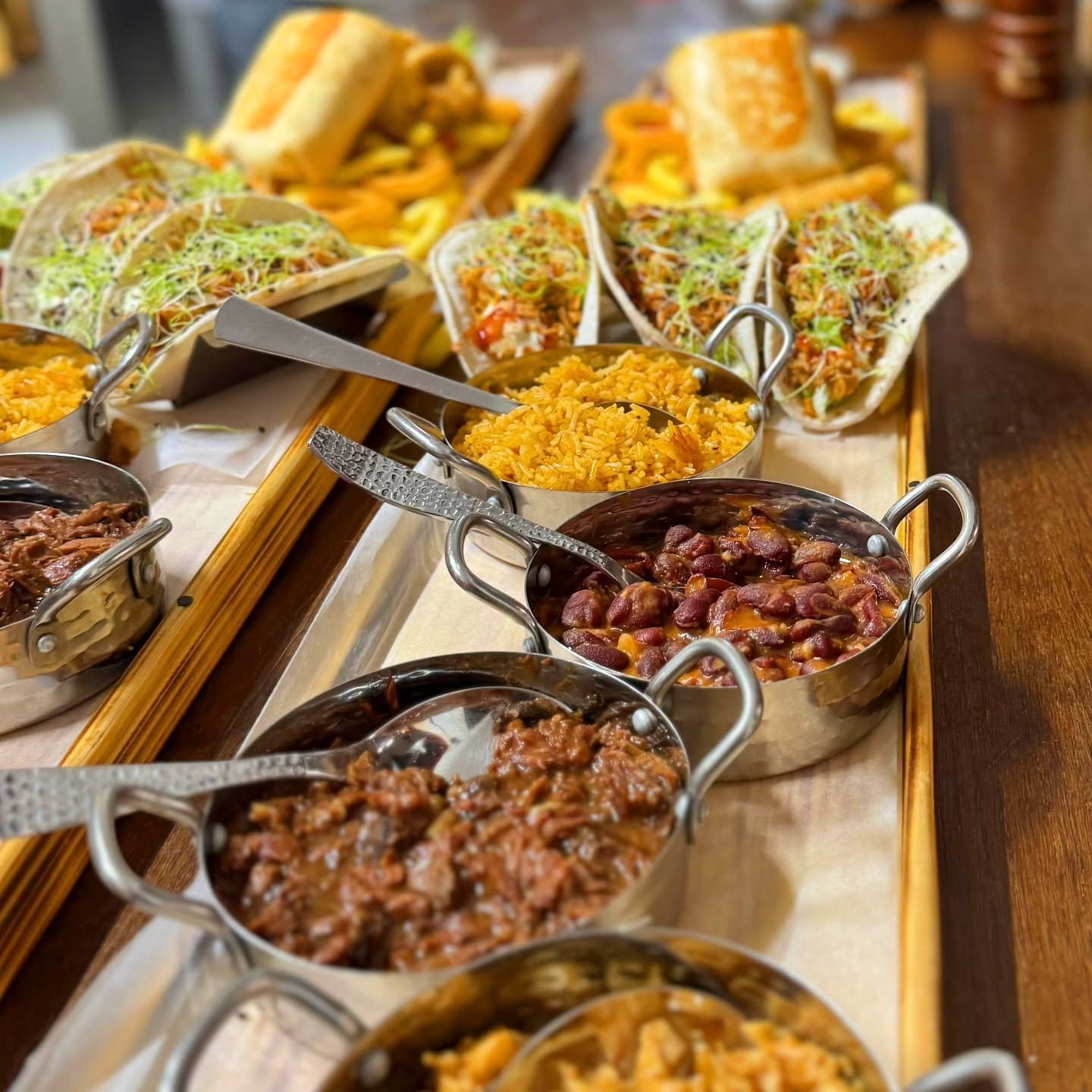 Pizza Margherita con olive nere