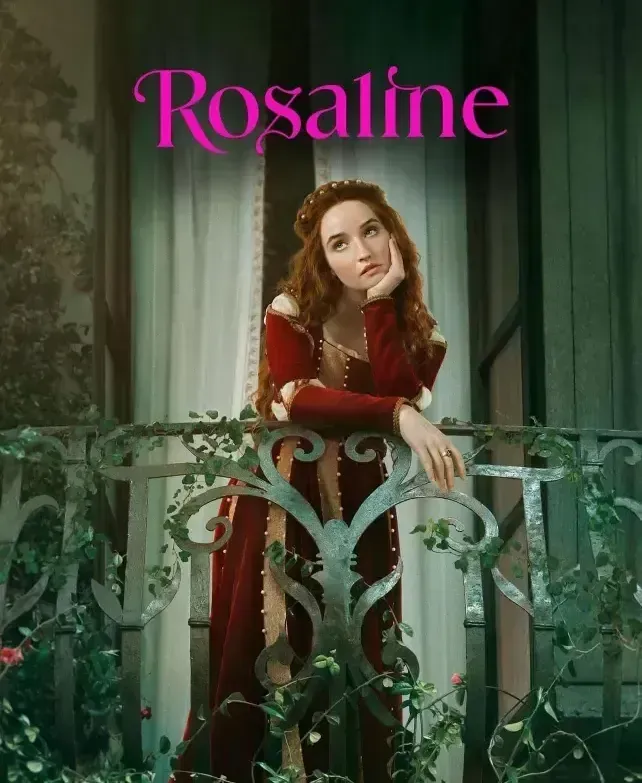 Rosaline: Una mujer con un vestido rojo se apoya en un balcón, con aspecto pensativo.