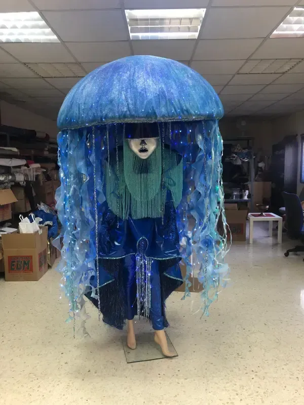 Maniquí con disfraz de medusa azul.