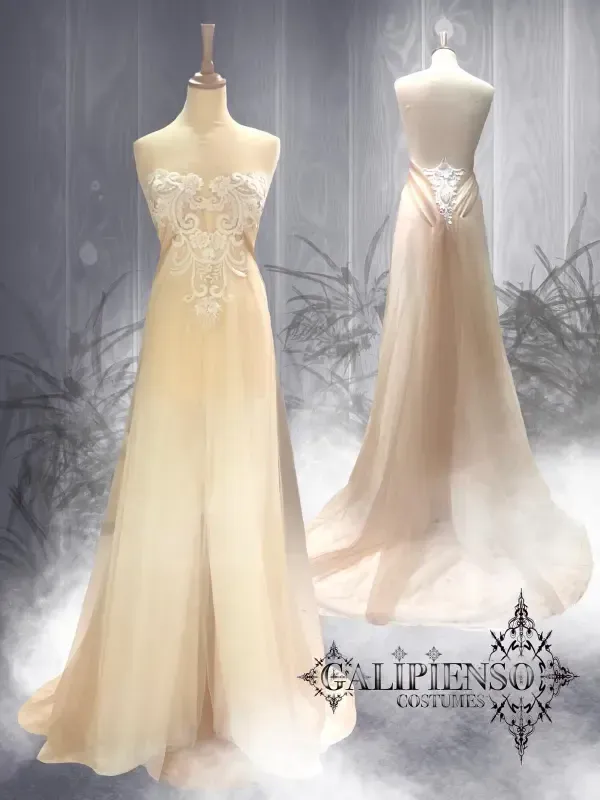 Vestido de novia color marfil sobre maniquíes, vistas frontal y posterior. Presenta corpiño de encaje y falda vaporosa.