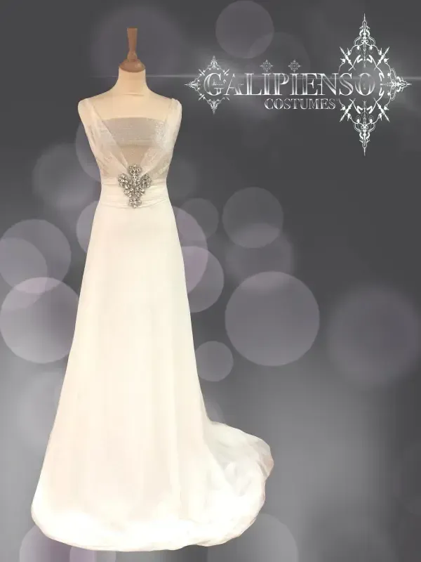 Vestido de novia color crema sobre maniquí; detalle de joya en la cintura; logotipo en el fondo.