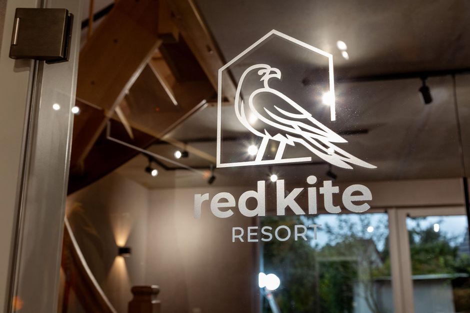 Logo Red Kite Resort auf Tür