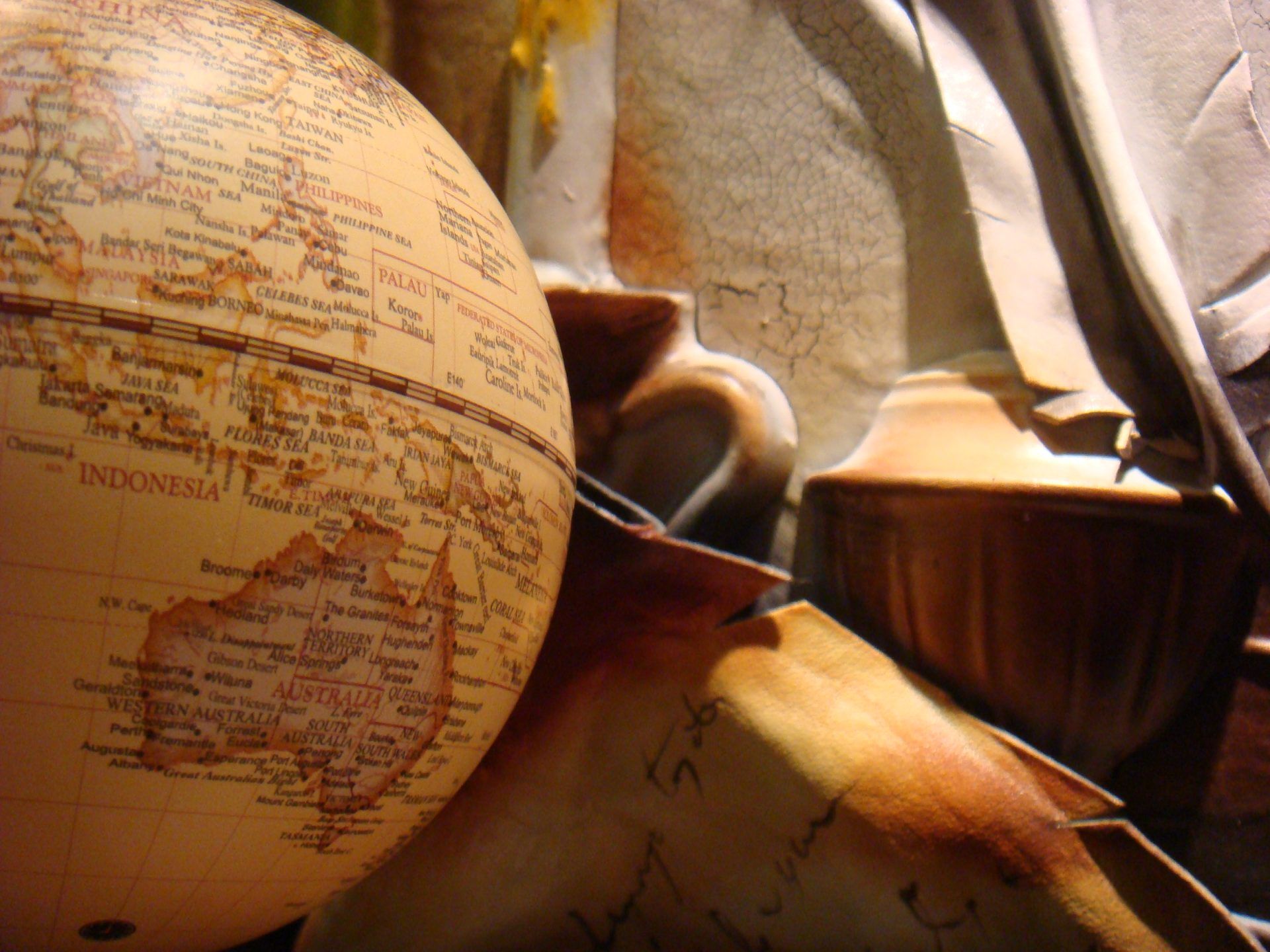 Ein Globus mit dem Wort Indonesien darauf.