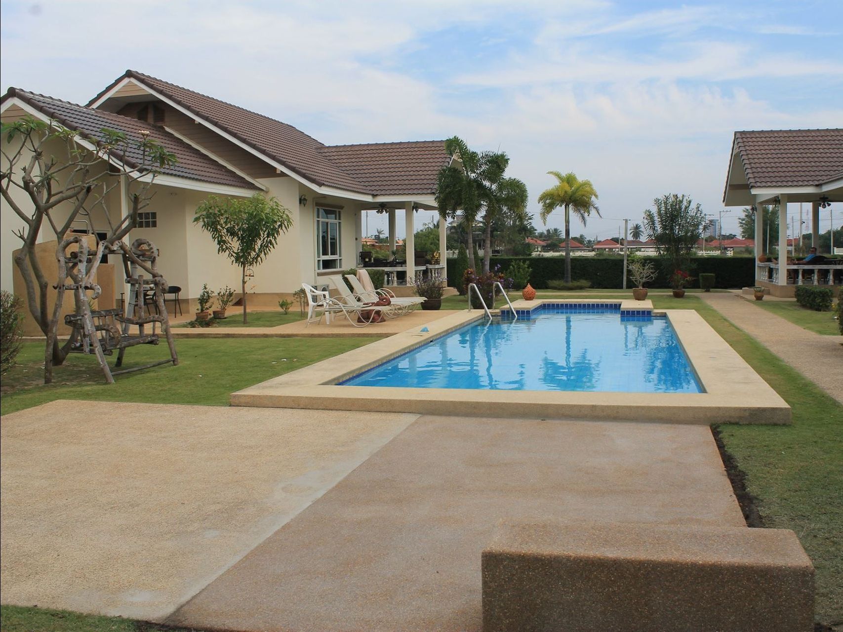 Loma-asunto lähellä palveluita Thaimaassa - West Power Oy Ab