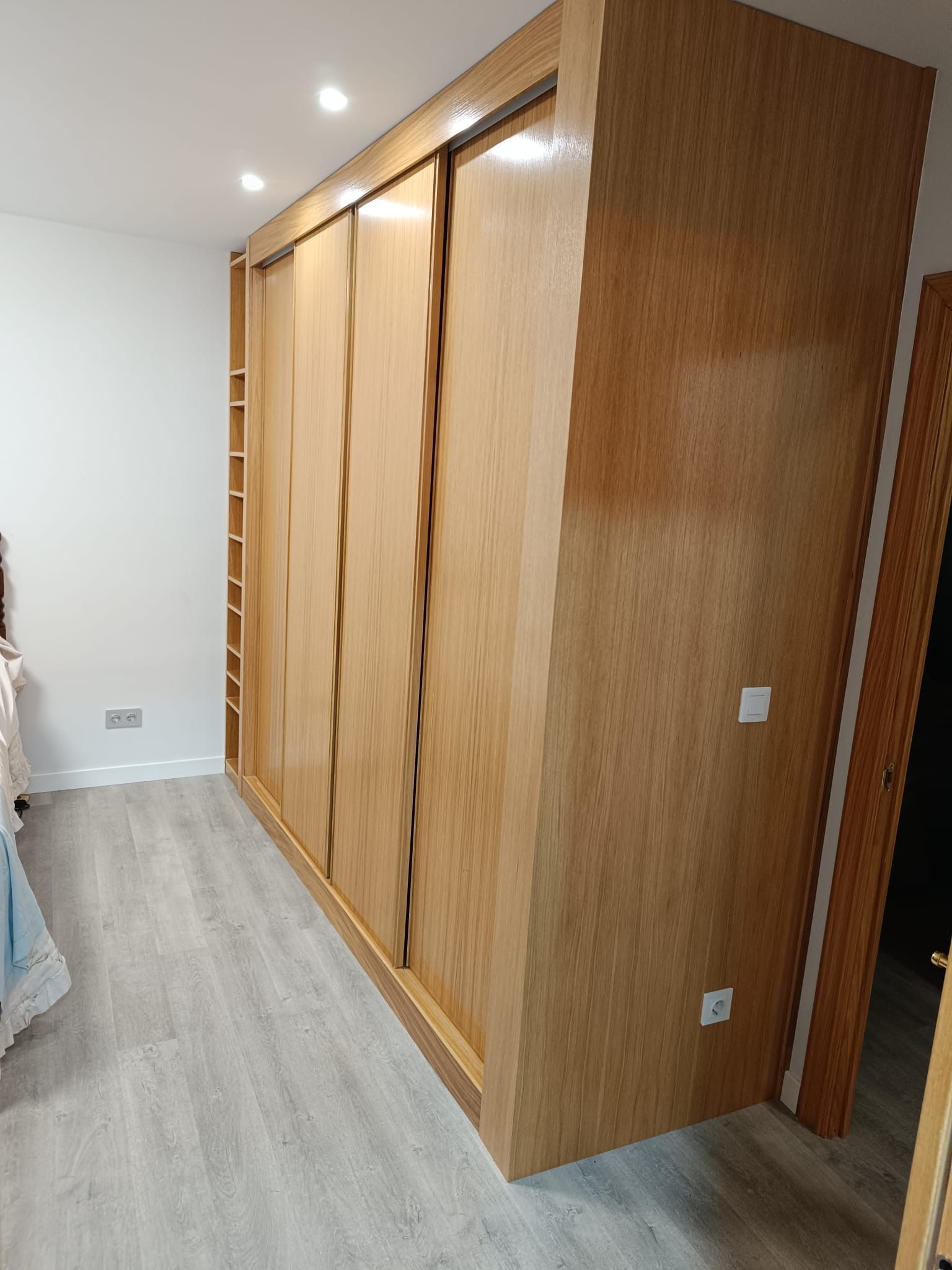 Un amplio armario de madera