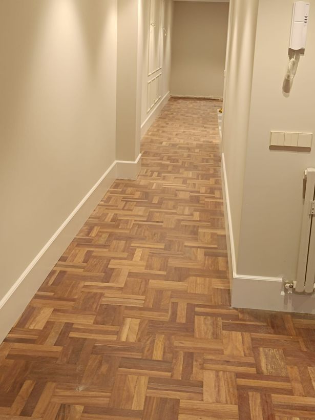 Un pasillo con paredes de color 