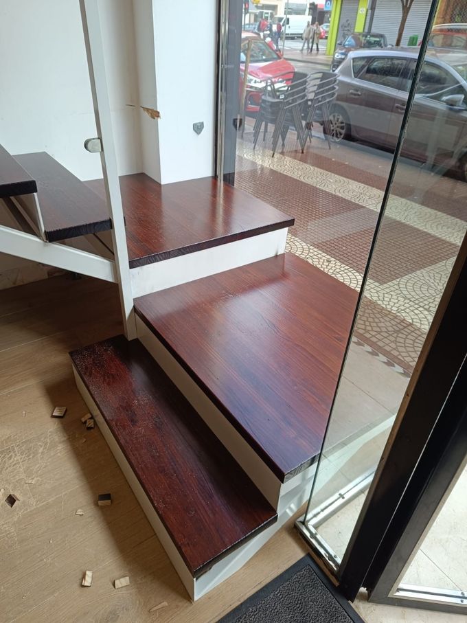 Una moderna escalera de madera con soportes 