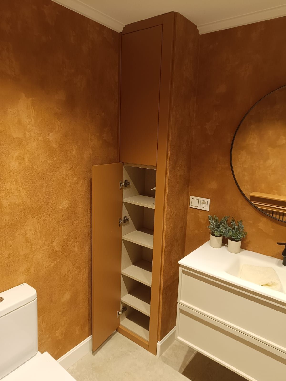 Un mueble de baño alto