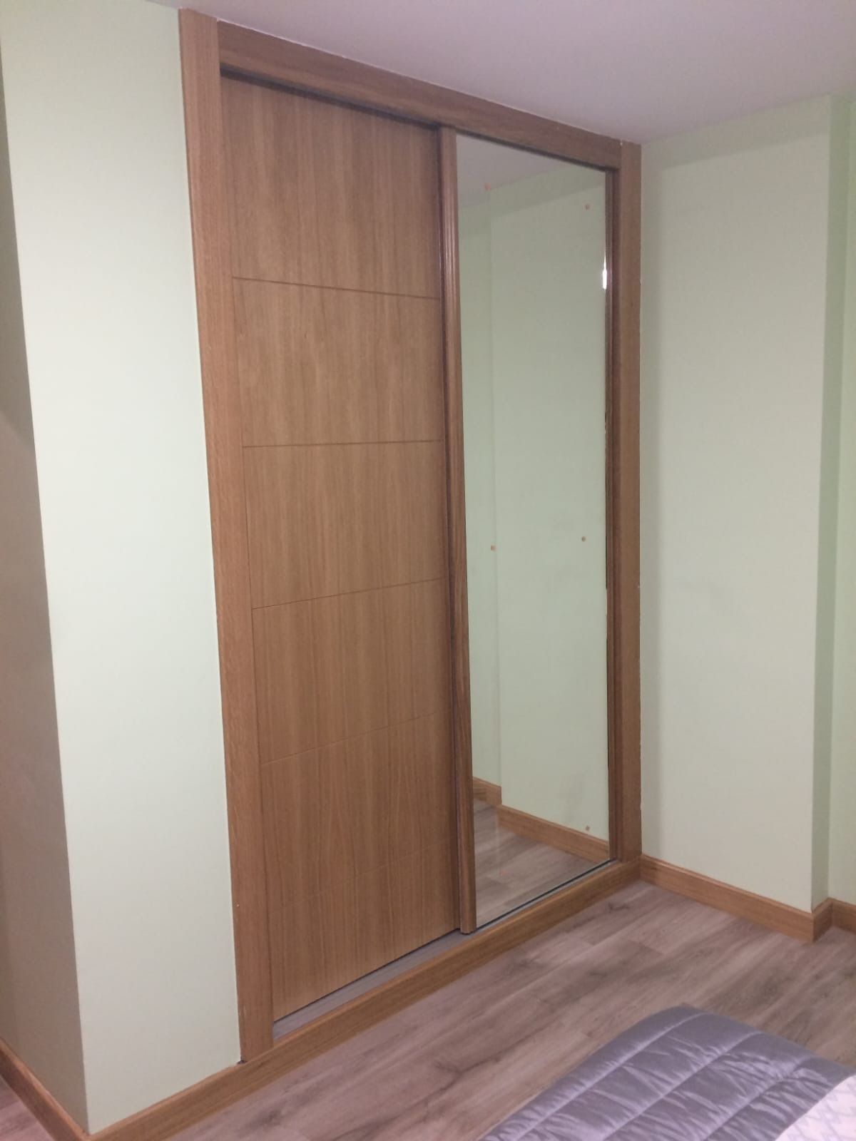 Un armario corredero de madera 