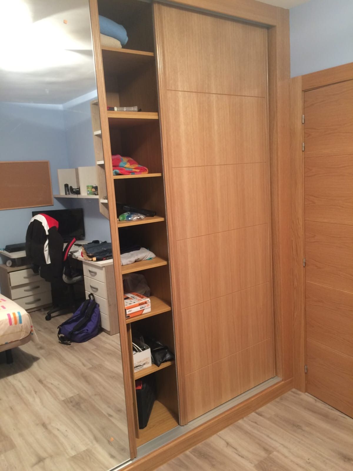 Un dormitorio con suelo de 