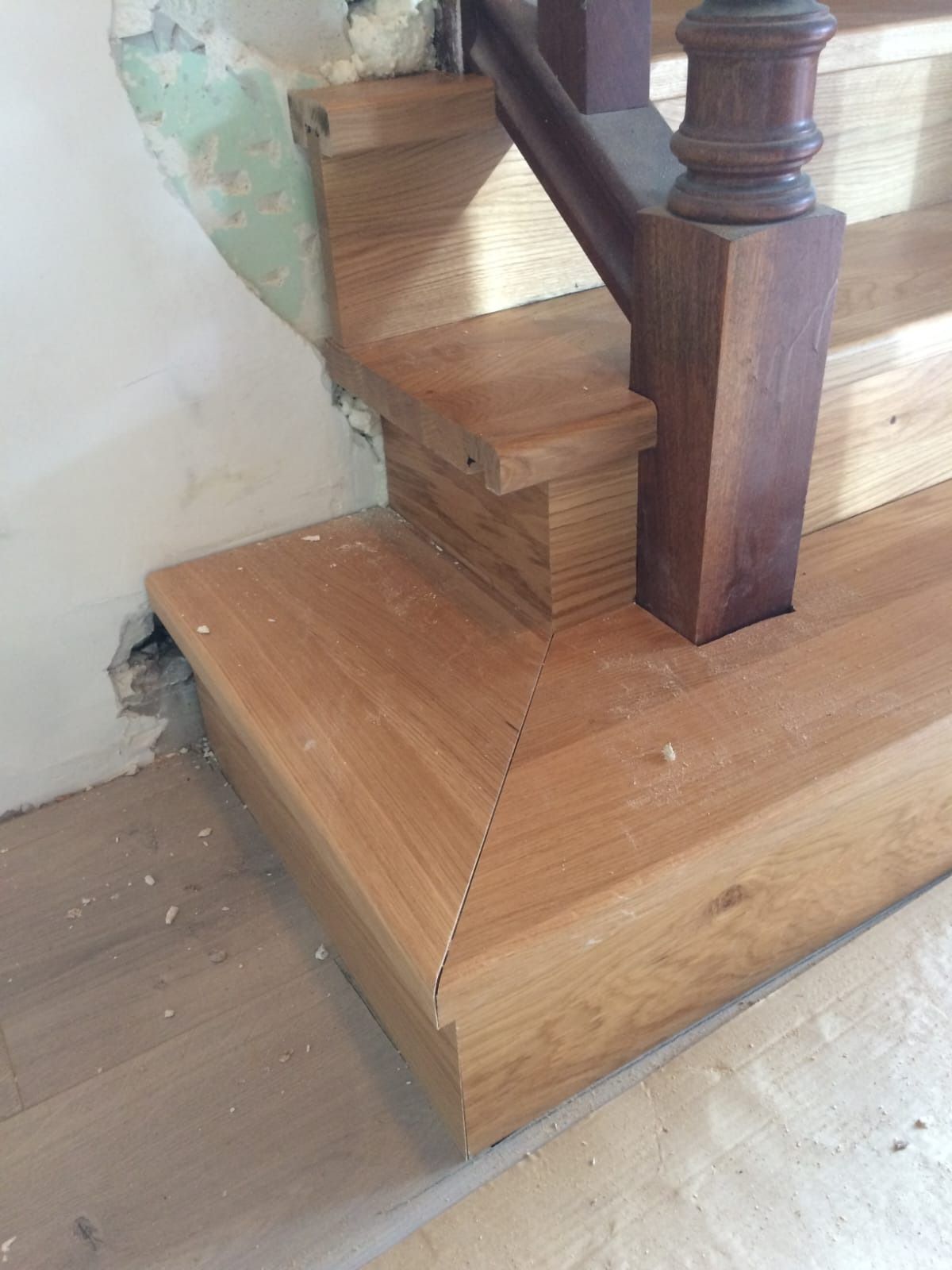 Base de escalera de madera con