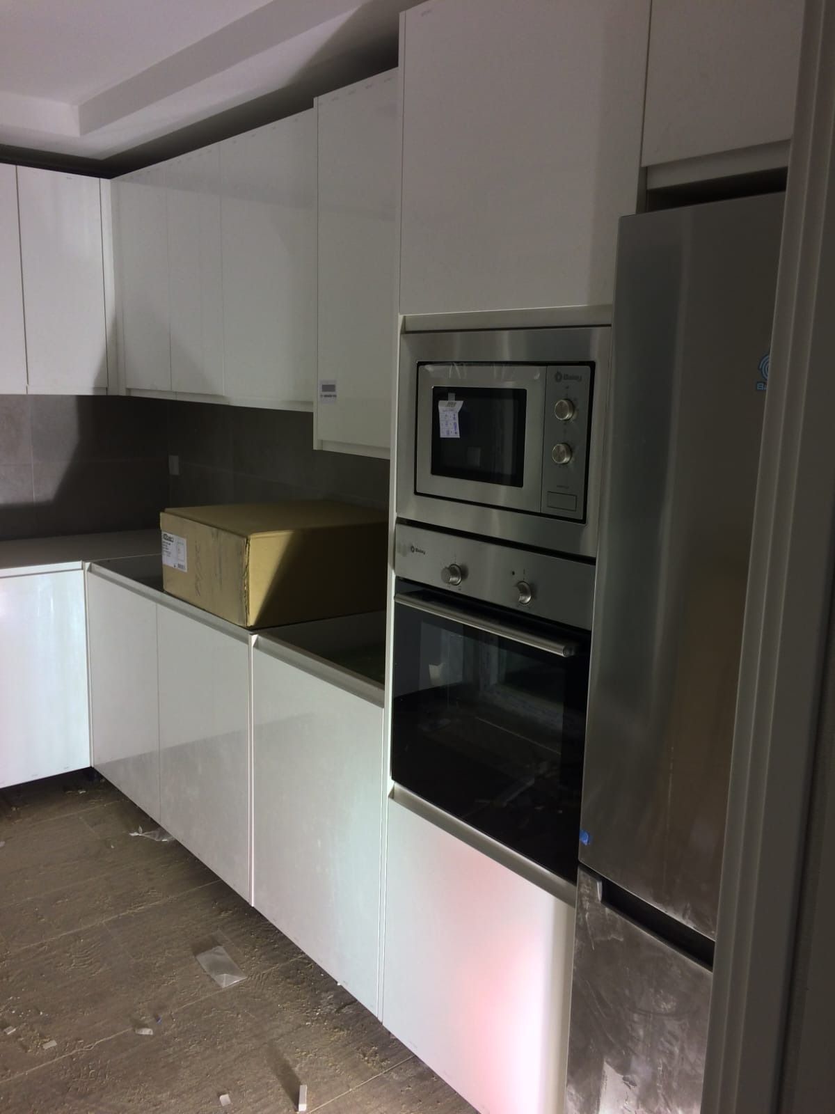 Cocina moderna con gabinetes 