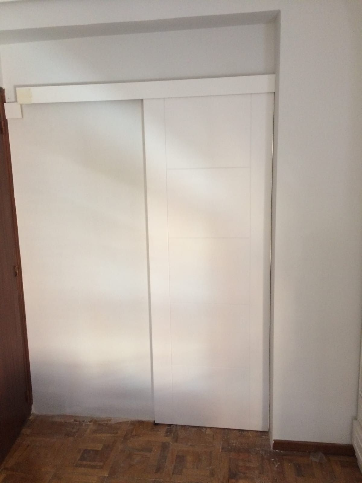 Una puerta corredera blanca de 