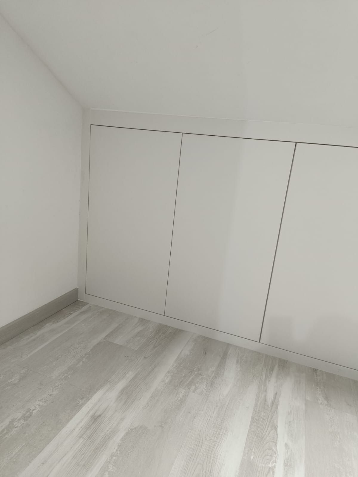 Una pared baja en el ático con 