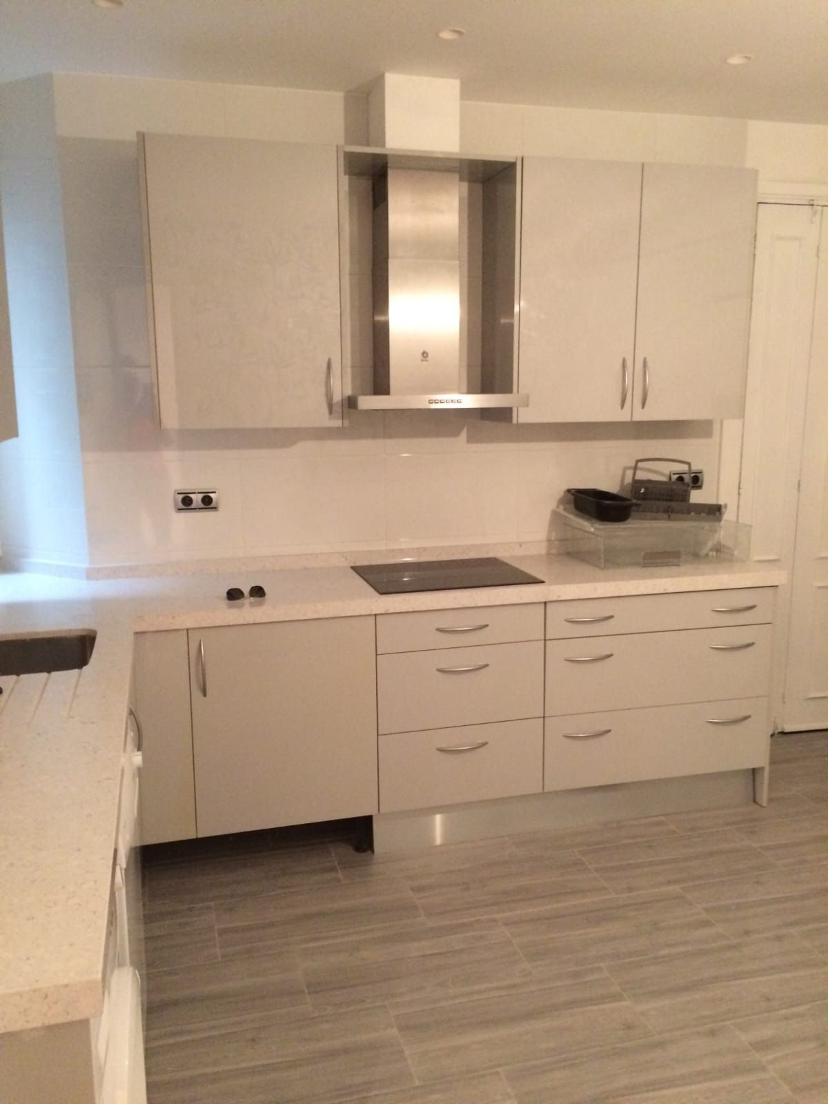 Una cocina moderna con 