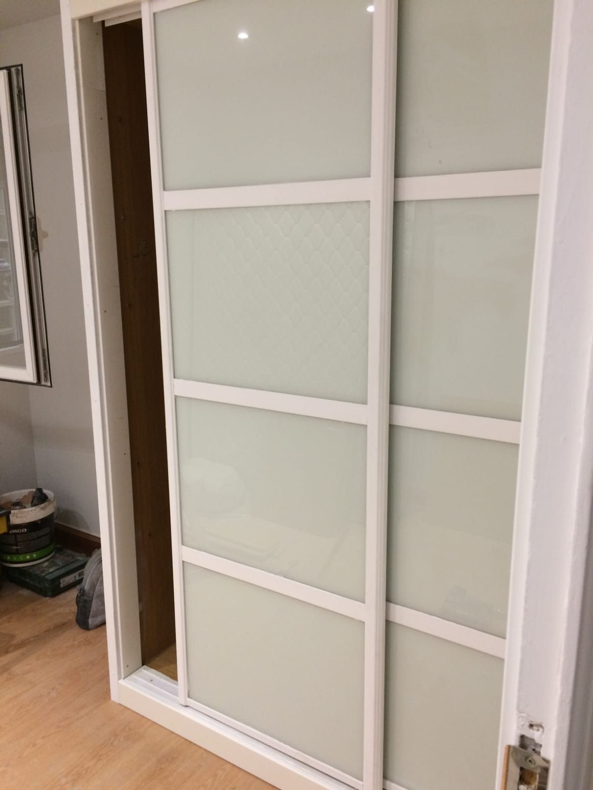 En una habitación con suelo de 