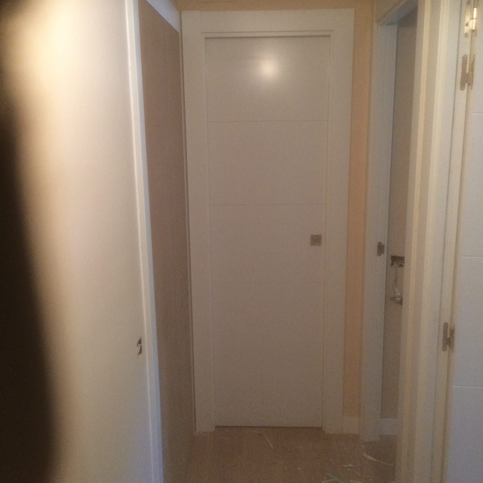 Vista de un pasillo estrecho que 