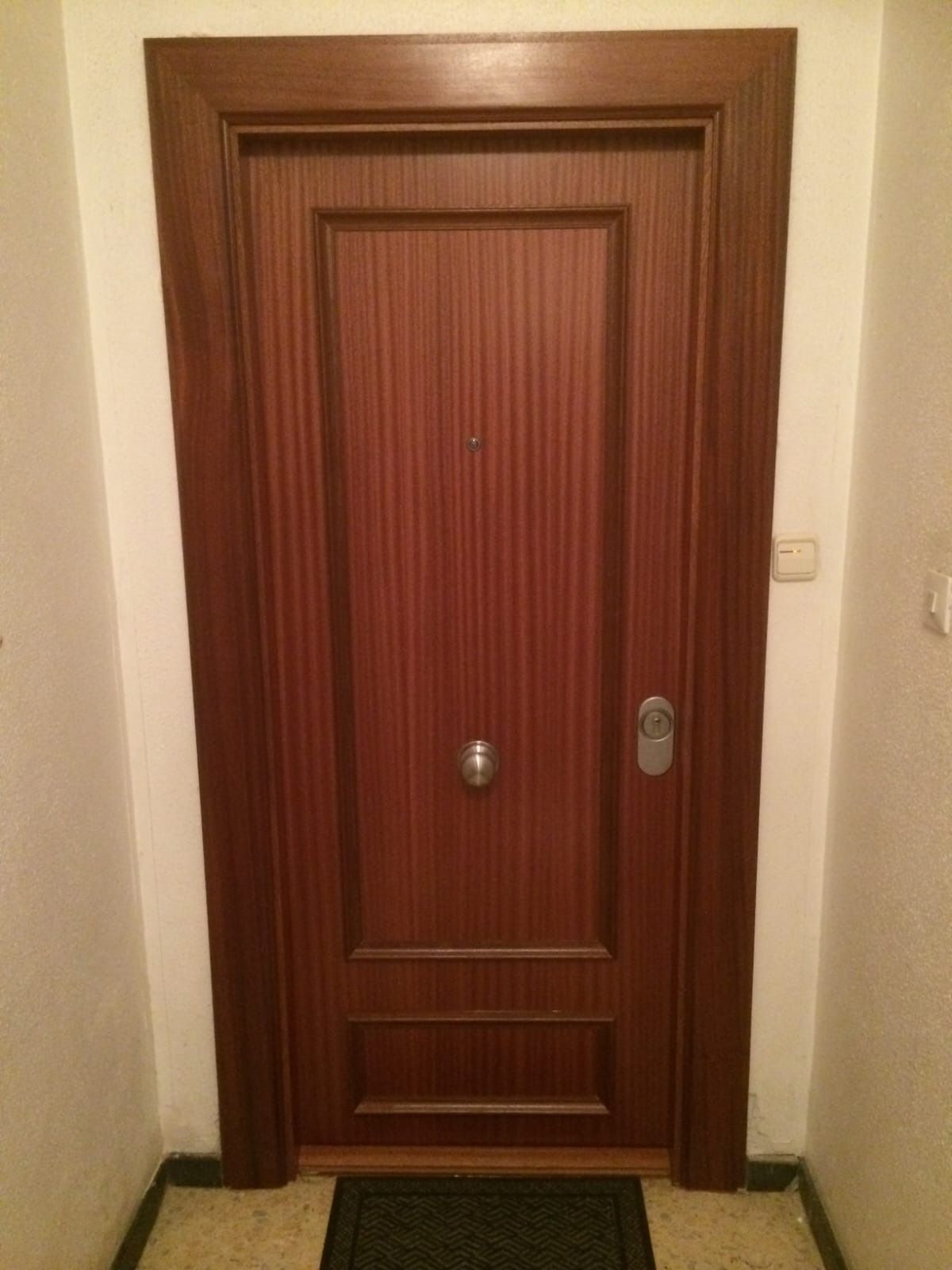 Una puerta de apartamento cerrada