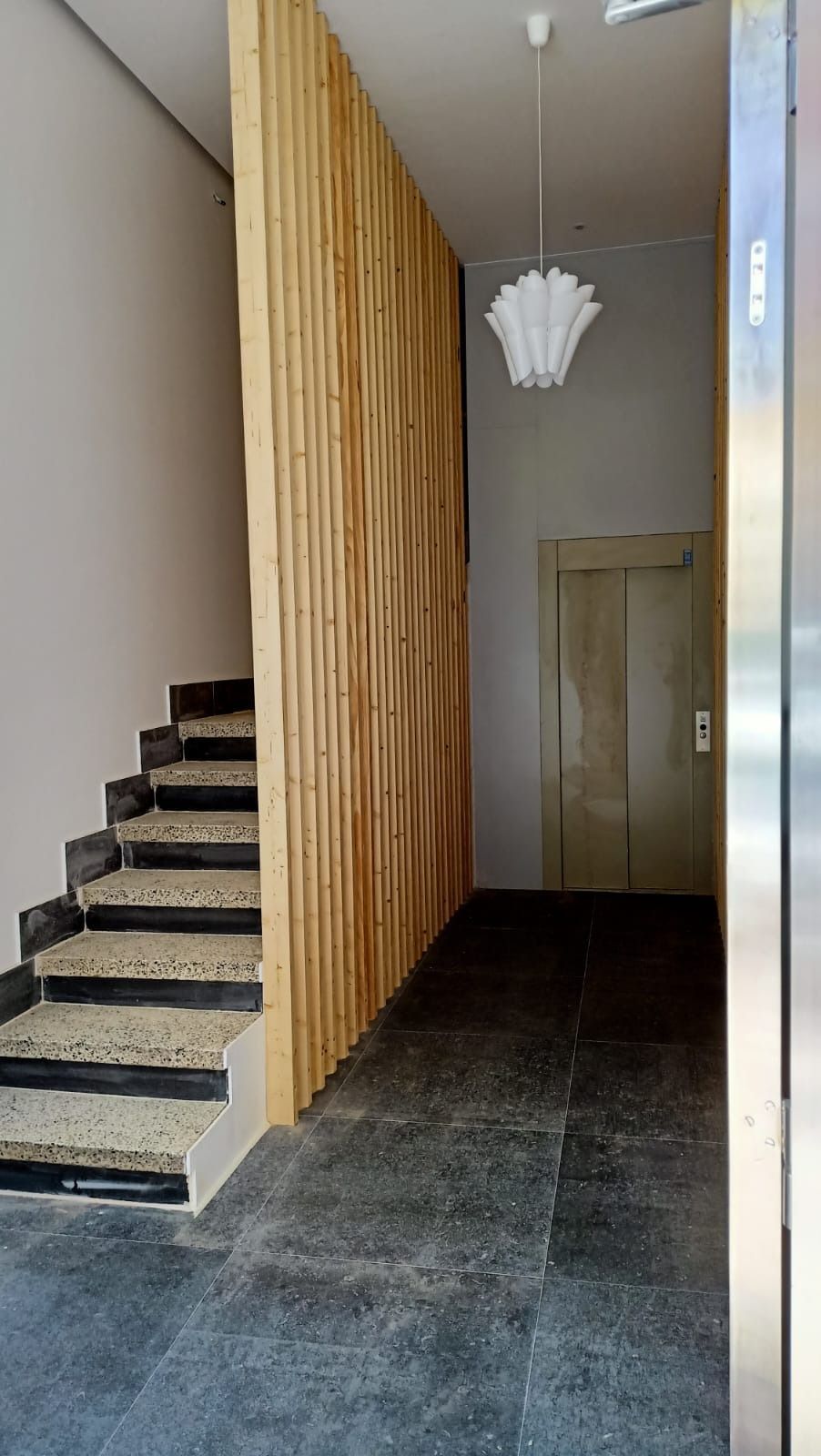 Un recibidor con una pared 