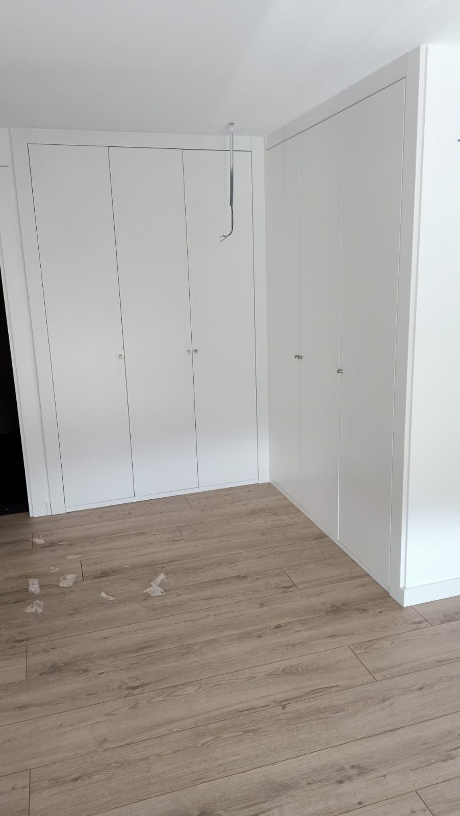 En un rincón de la habitación se 