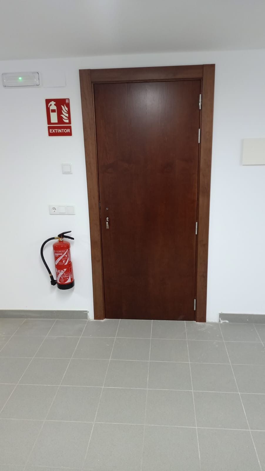 Una puerta de madera marrón se 