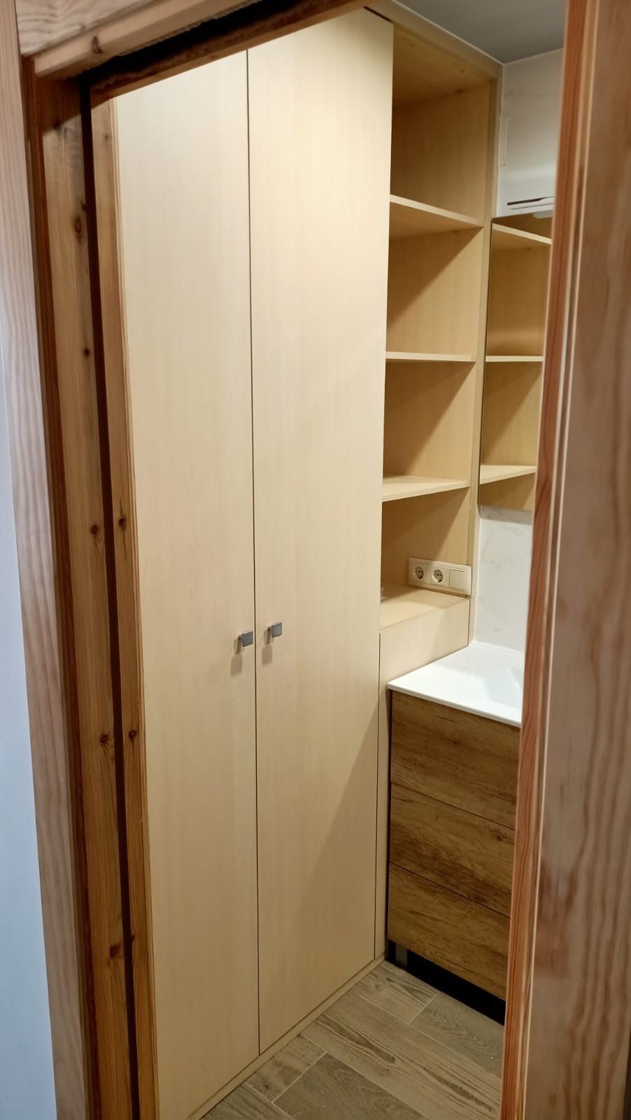 Un conjunto de puertas dobles 