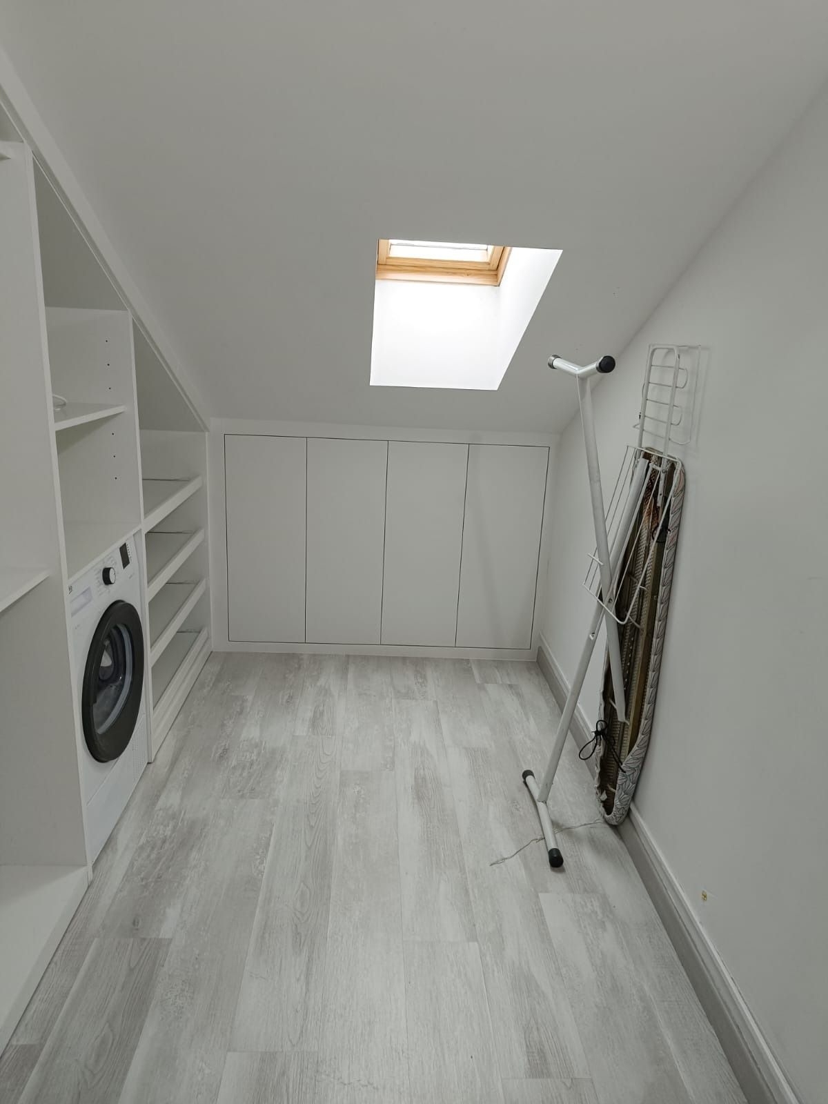 Un cuarto de lavandería blanco 