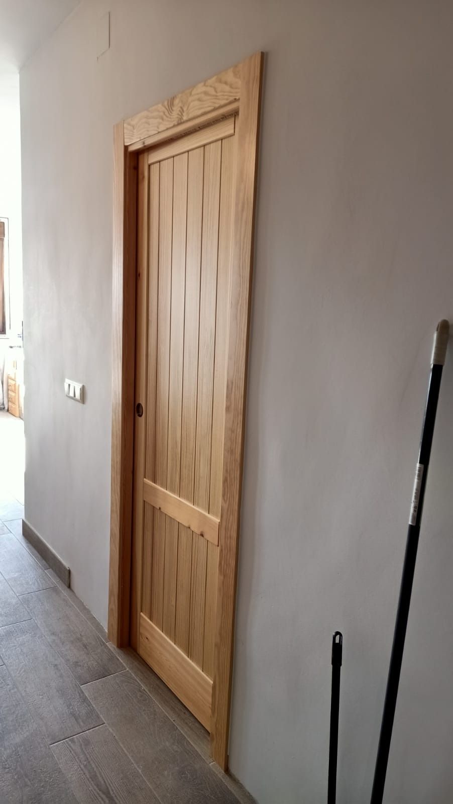 Una puerta de madera clara con 