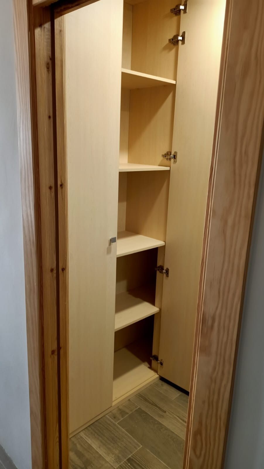 Un armario despensa alto y 