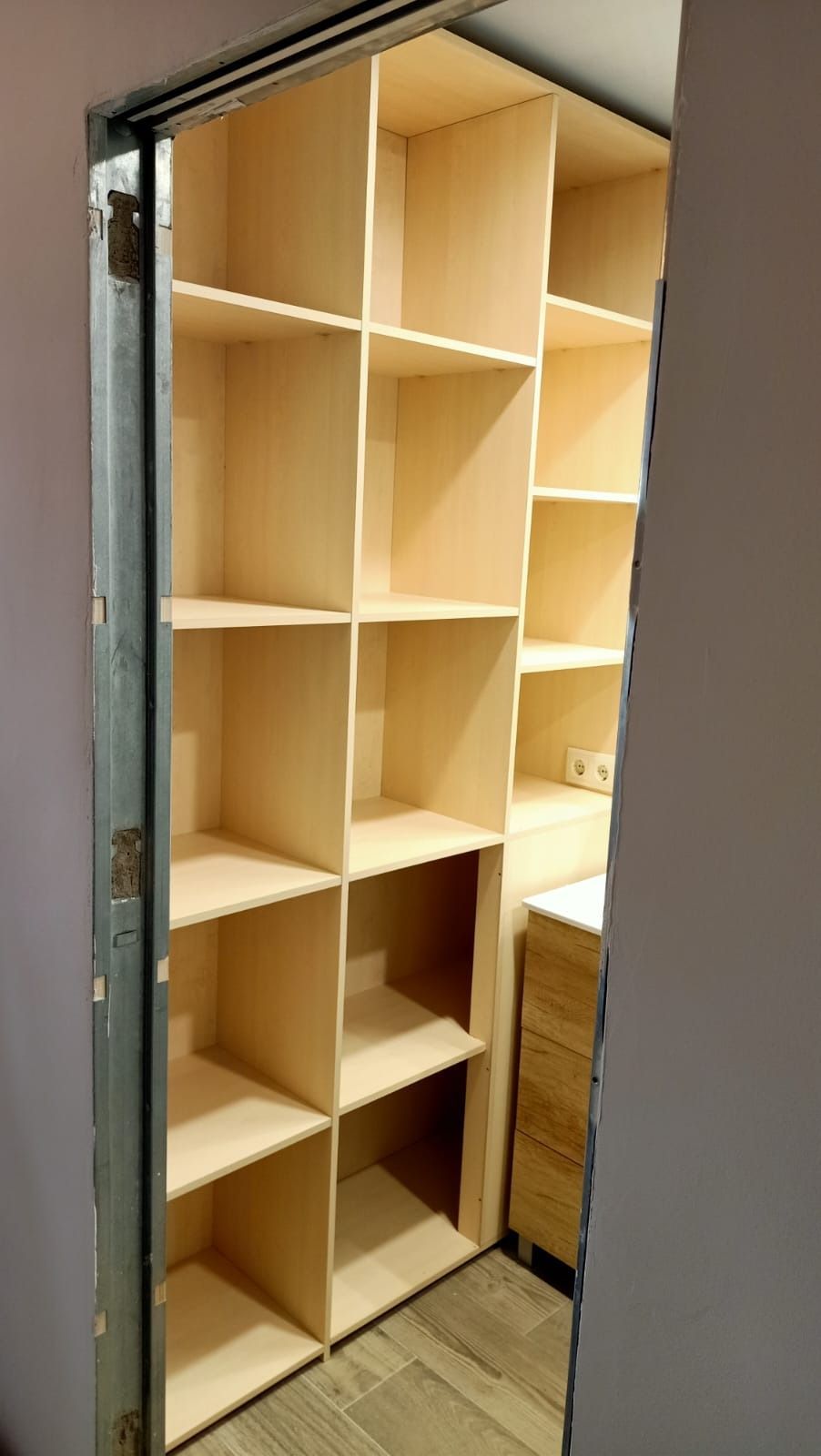 Una estantería de madera clara 