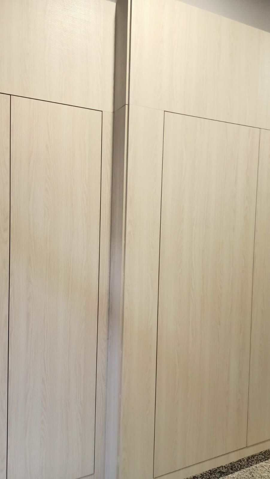 Dos paneles altos de madera 