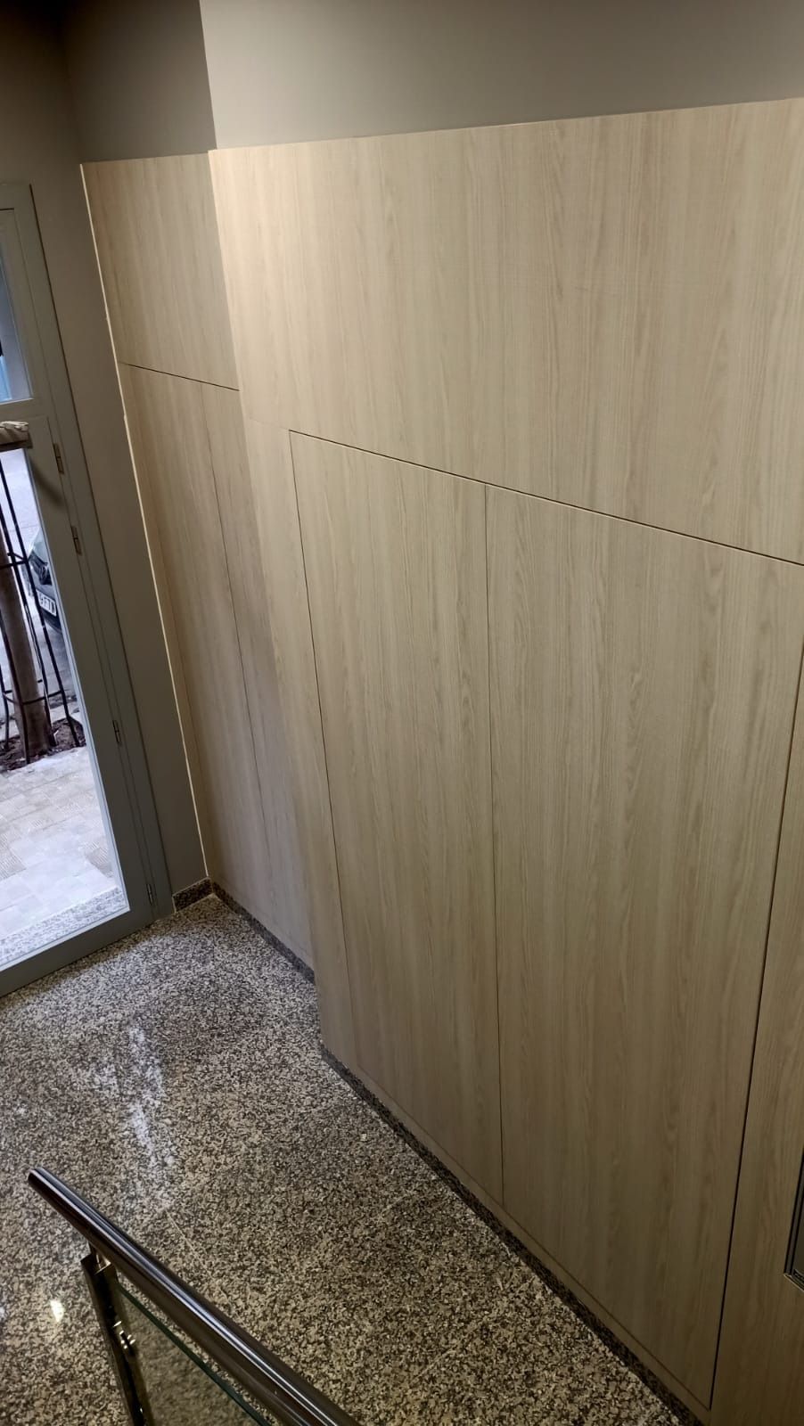 Una pared revestida de madera 