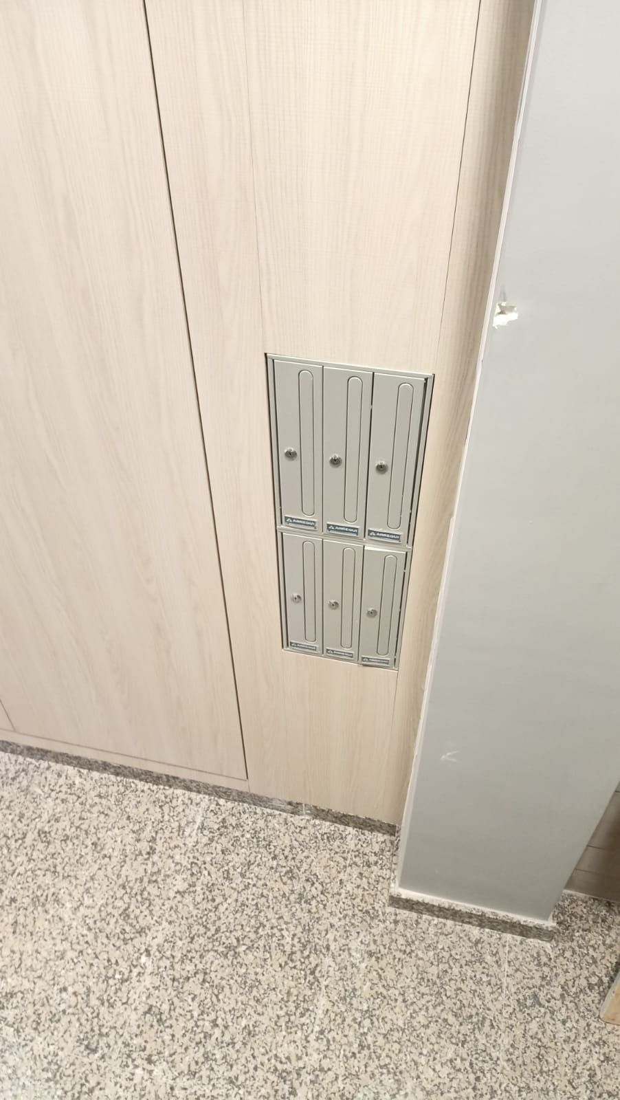 Una rejilla de ventilación metálica