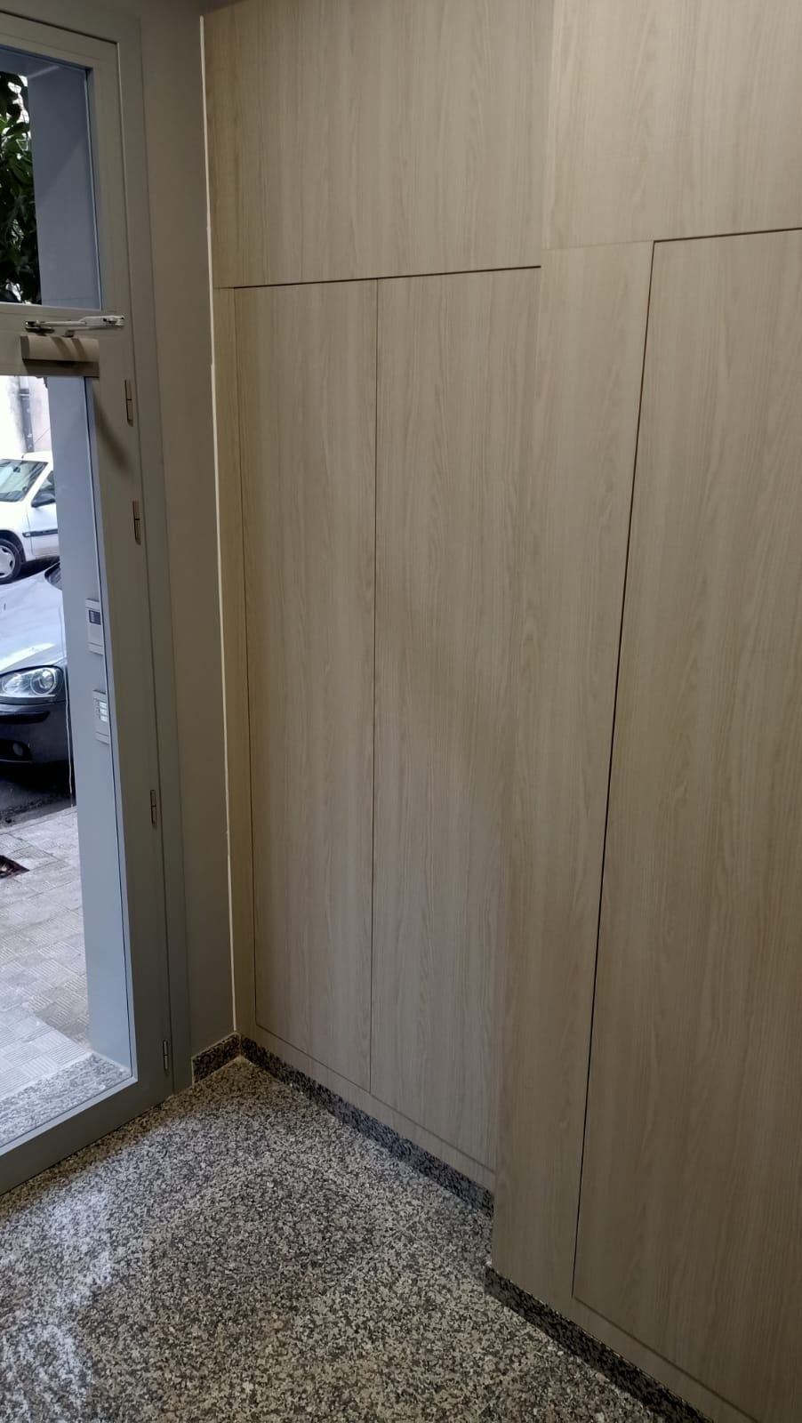 En un recibidor alicatado, unos 