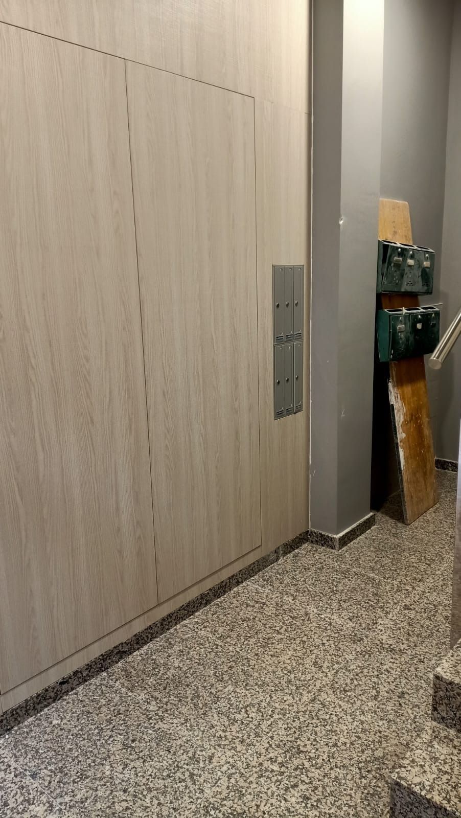 Un ascensor moderno con 