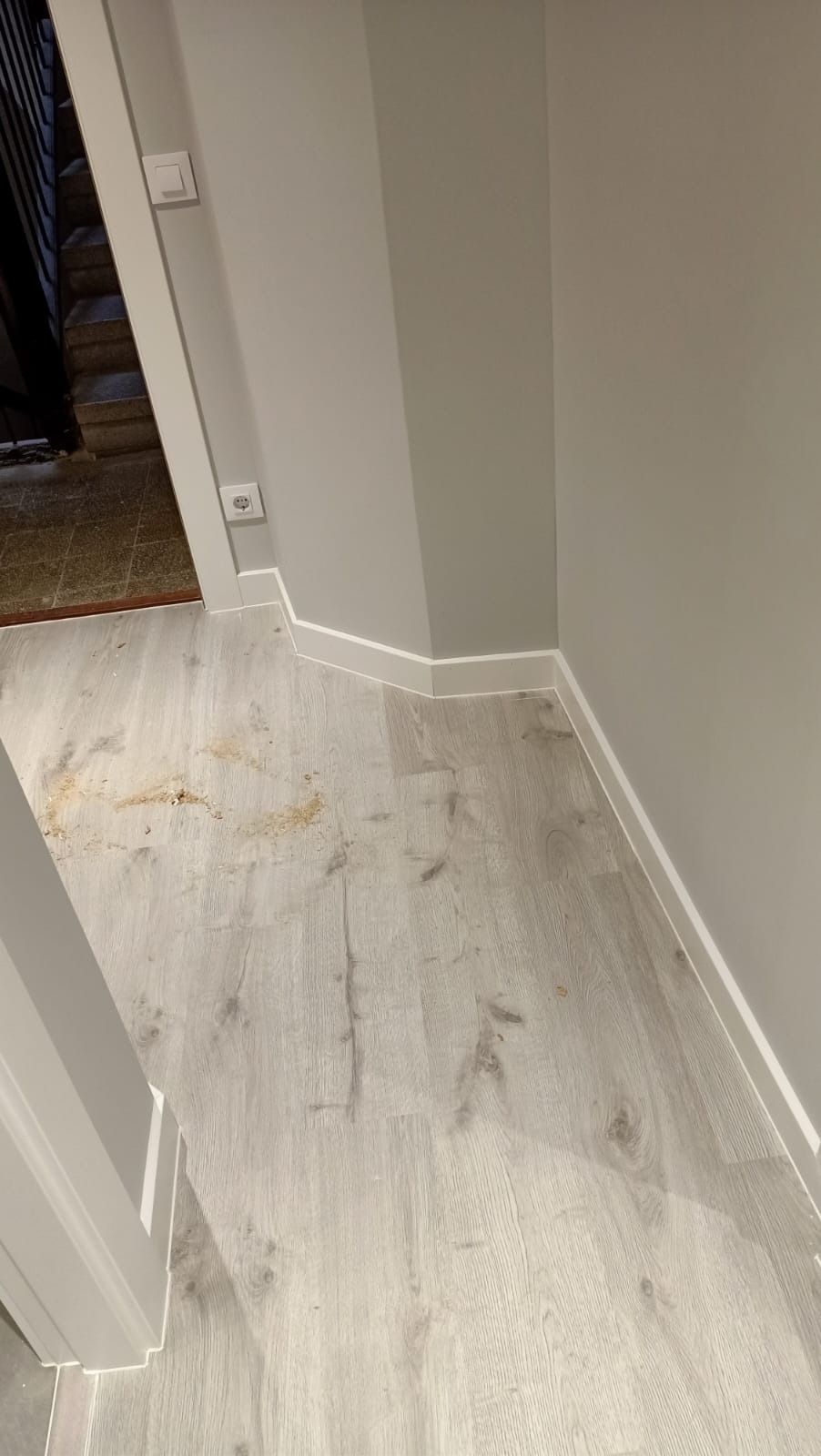 En un pasillo, un suelo de color 