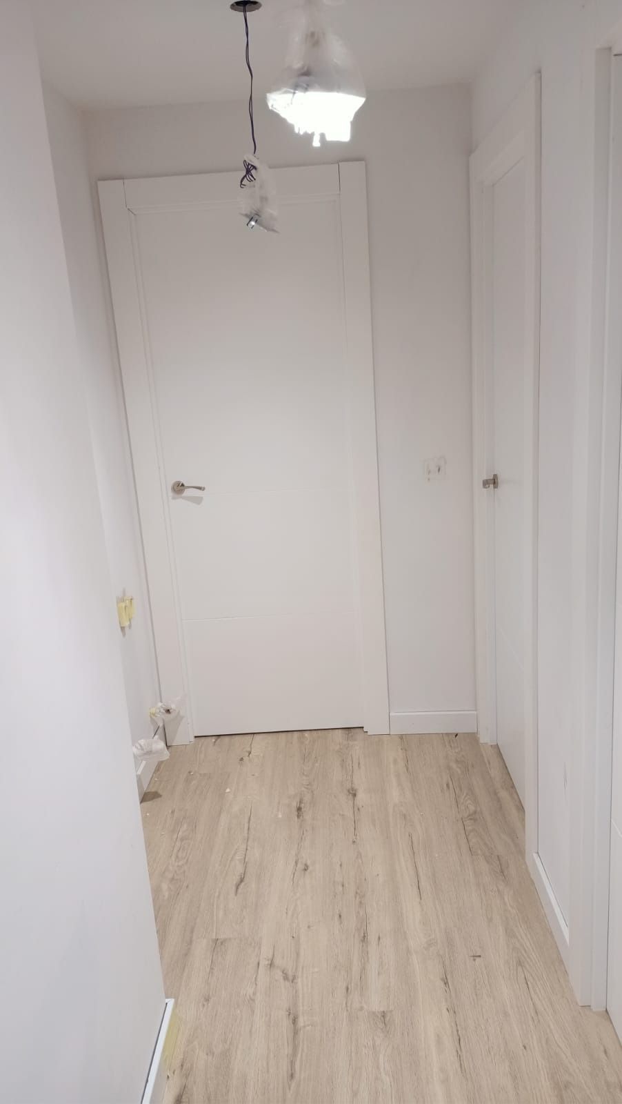 Un pasillo estrecho con paredes 