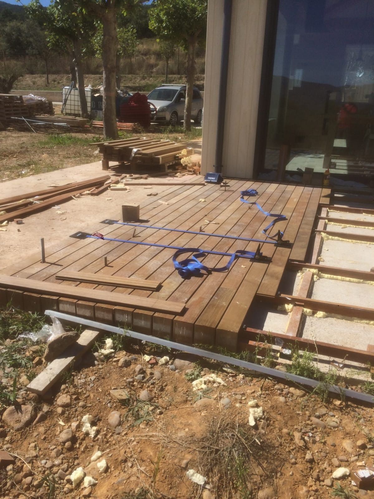 Una terraza de madera exterior a 