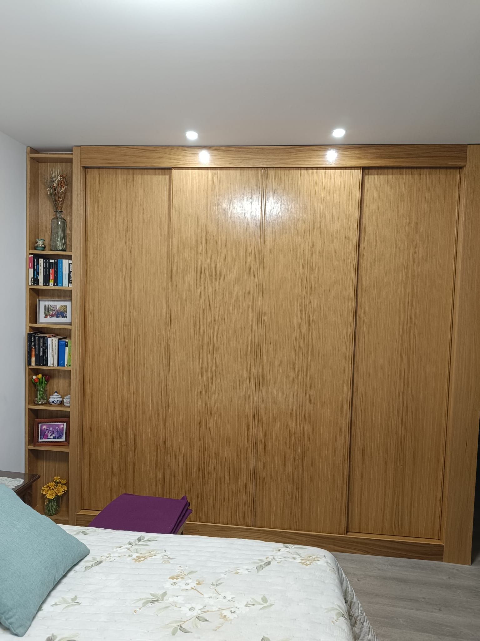 Un amplio armario de madera 