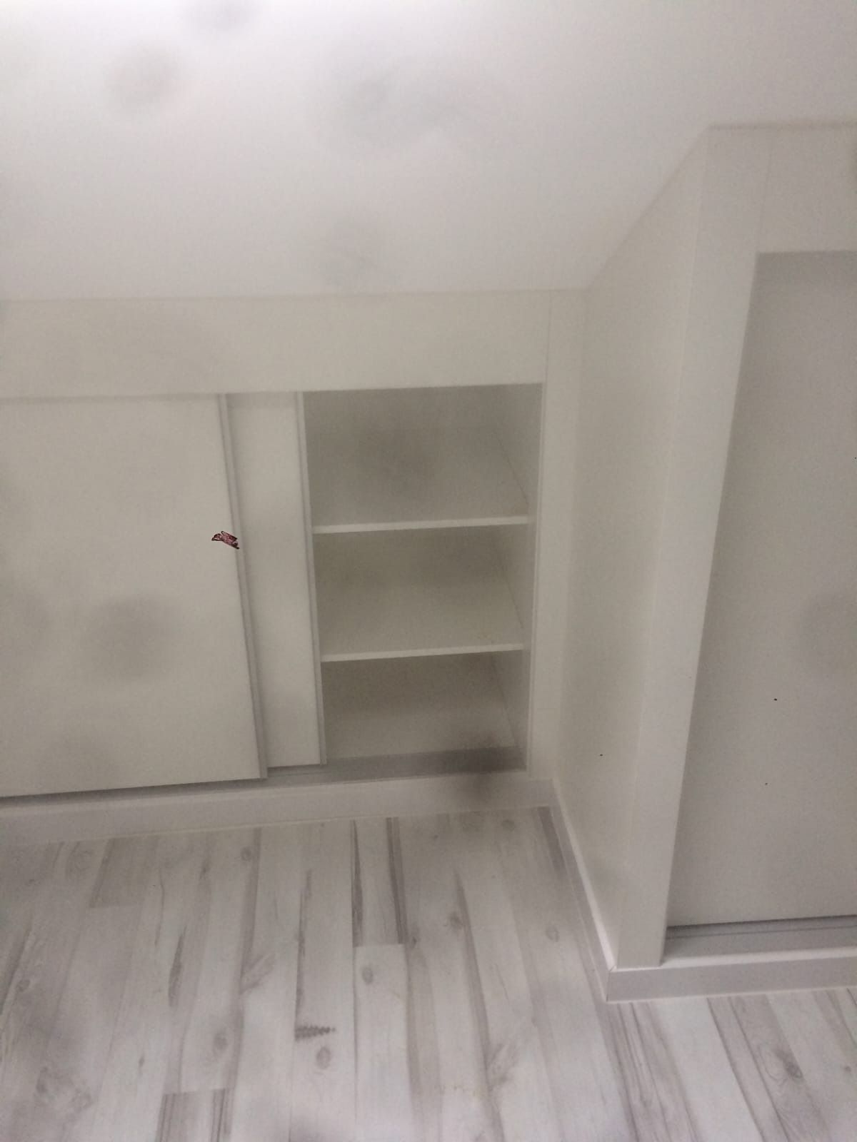 Vista interior de estanterías 