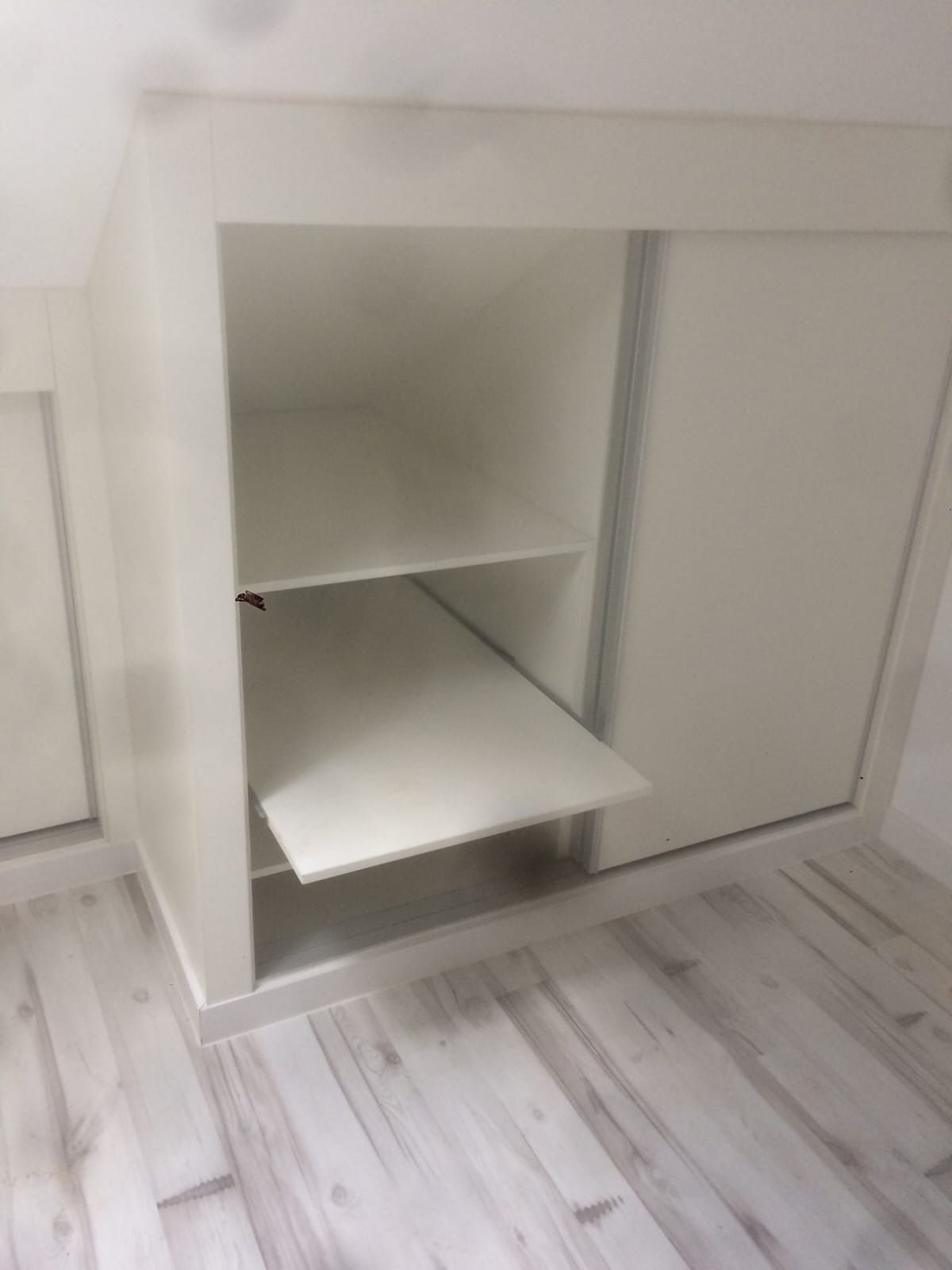 Un armario empotrado blanco 