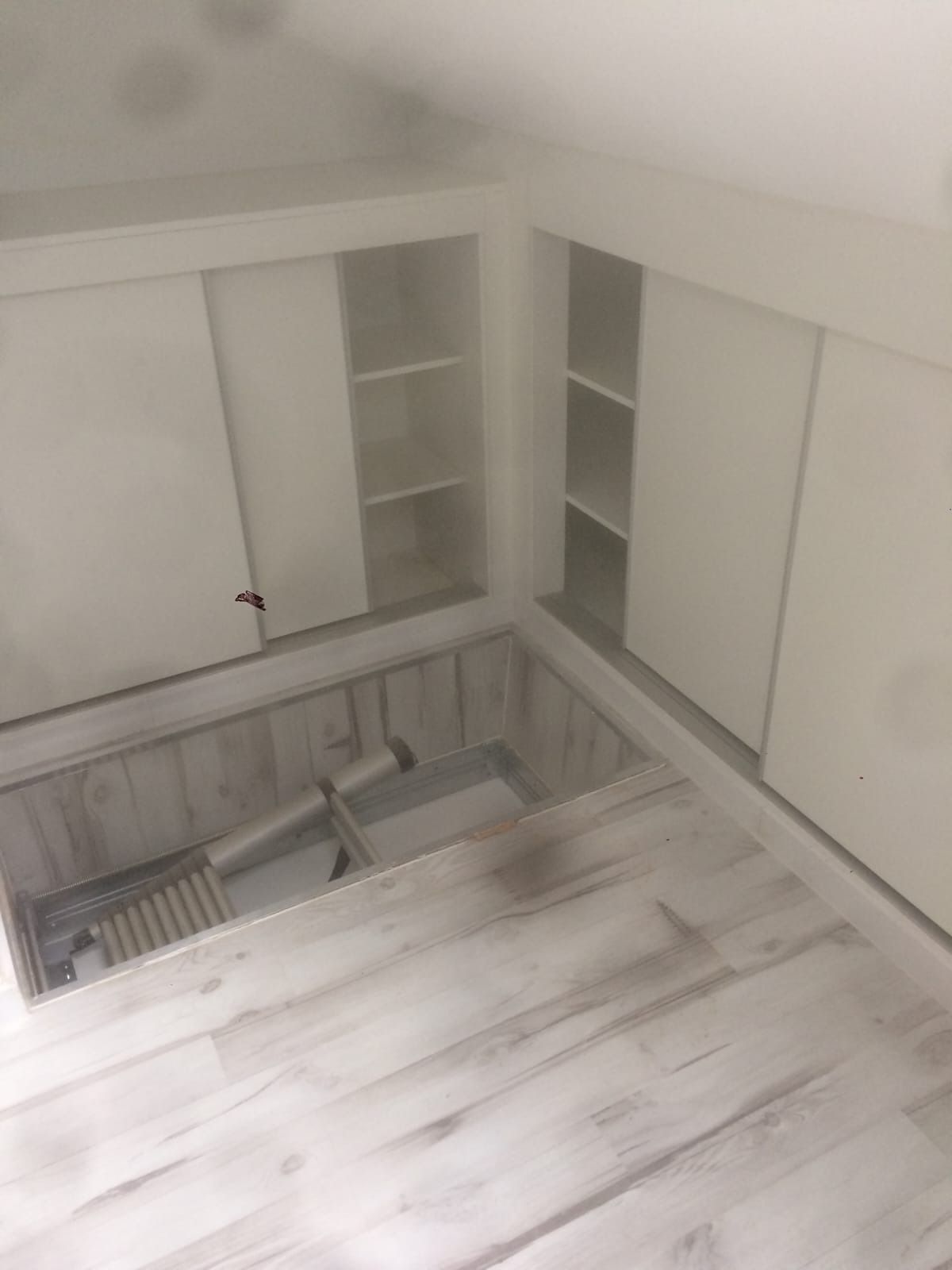 Un rincón del ático con armarios 