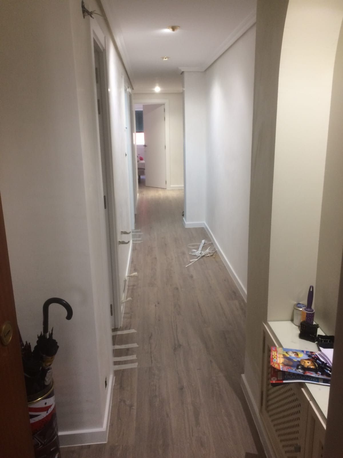 Un pasillo largo y bien iluminado, 