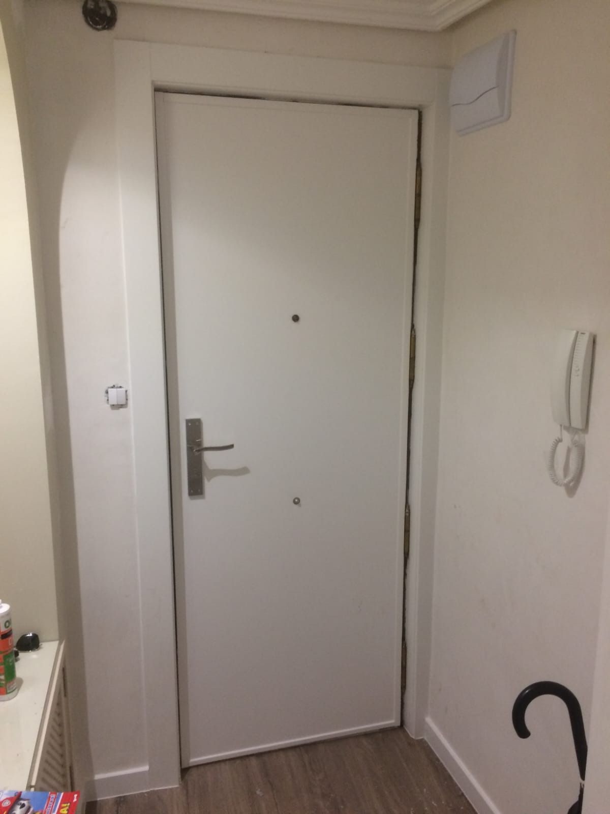 Una puerta de entrada blanca 