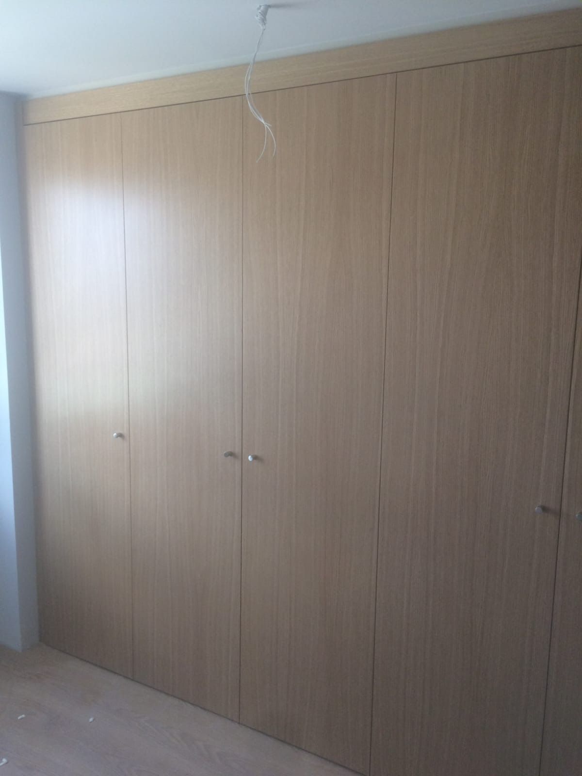 En una habitación, una pared 