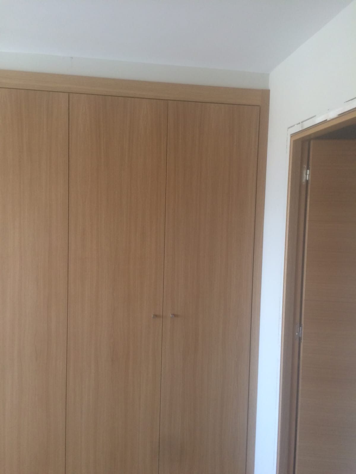 Un armario de madera clara con 