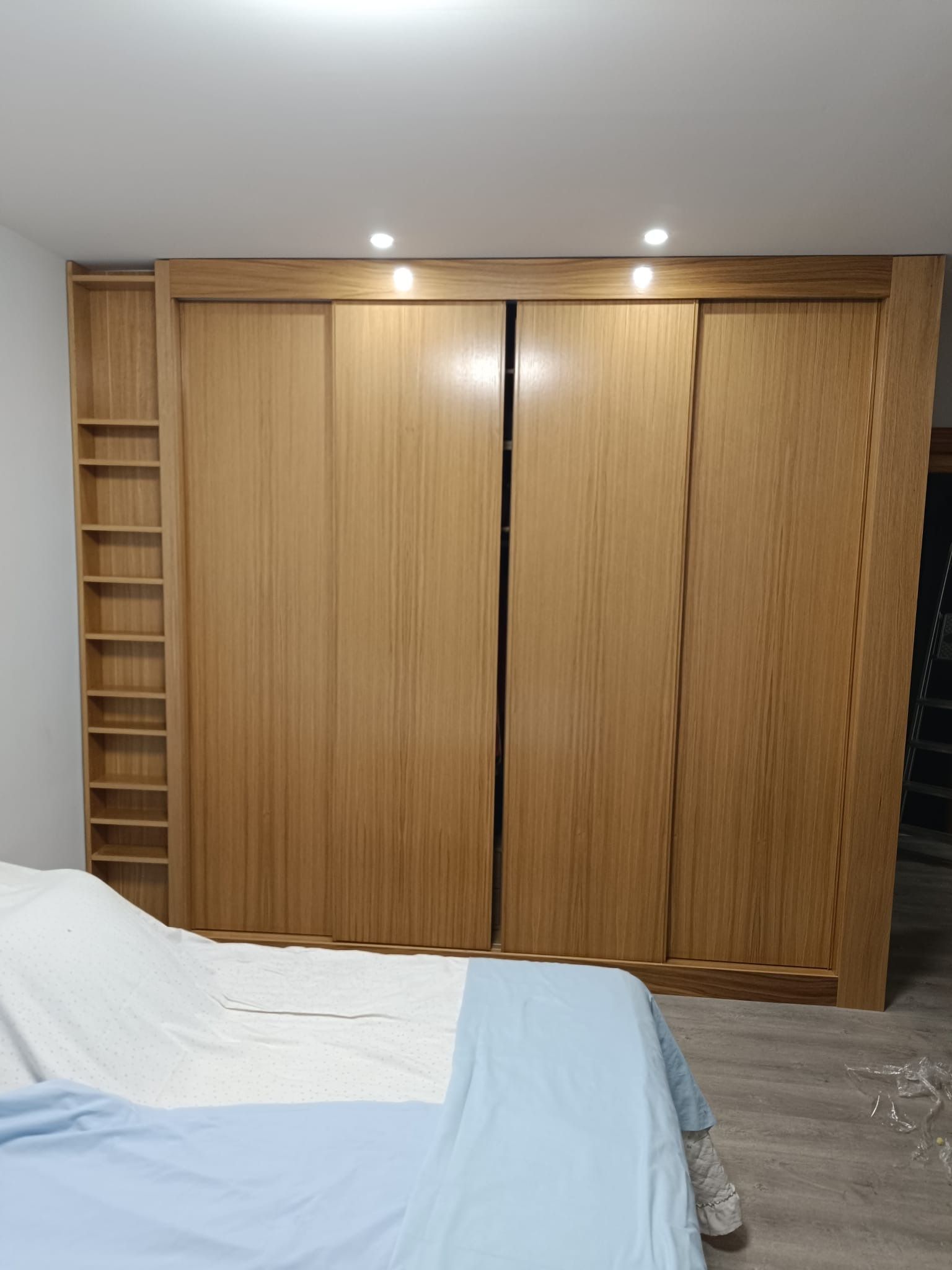 Un dormitorio con un amplio 