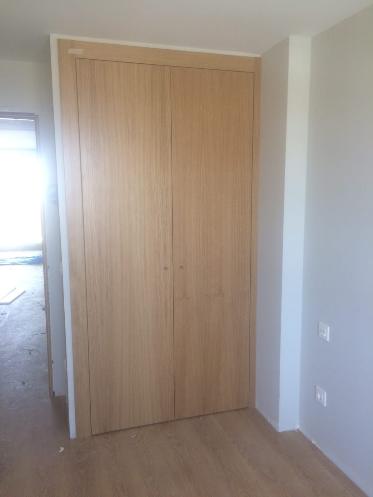 Un armario de madera cerrado, 