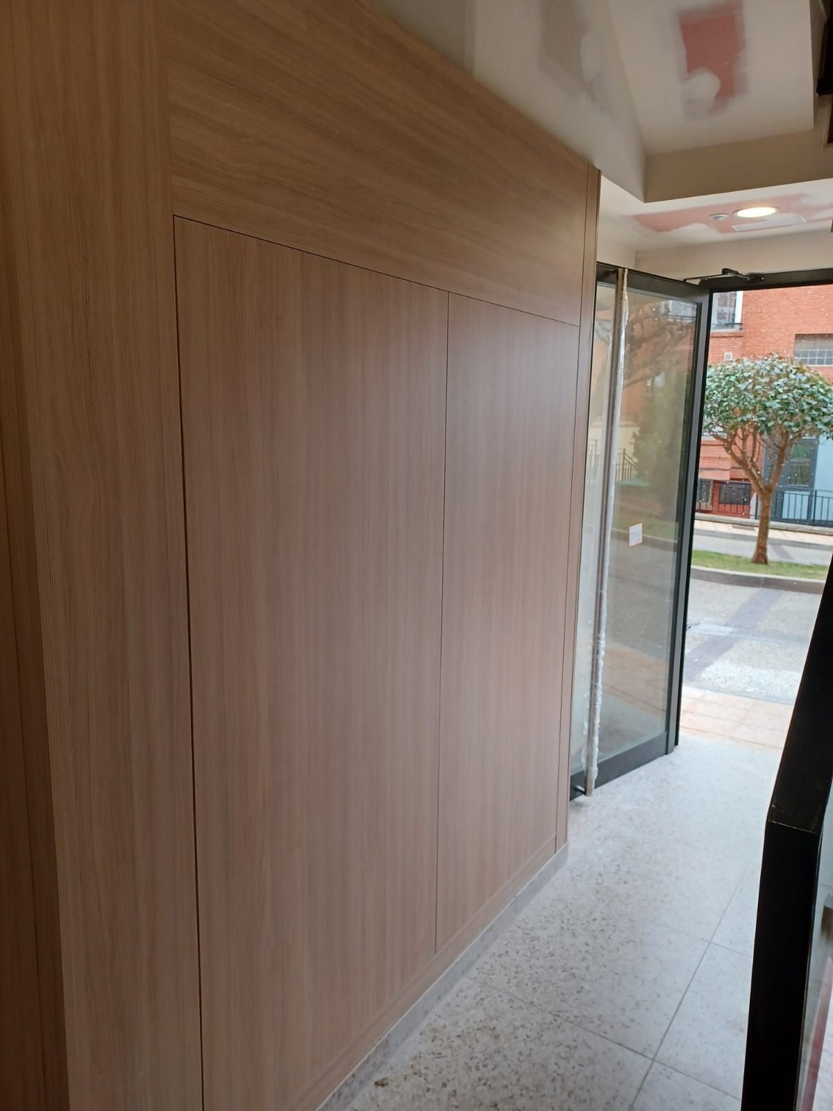 Una pared revestida de madera 