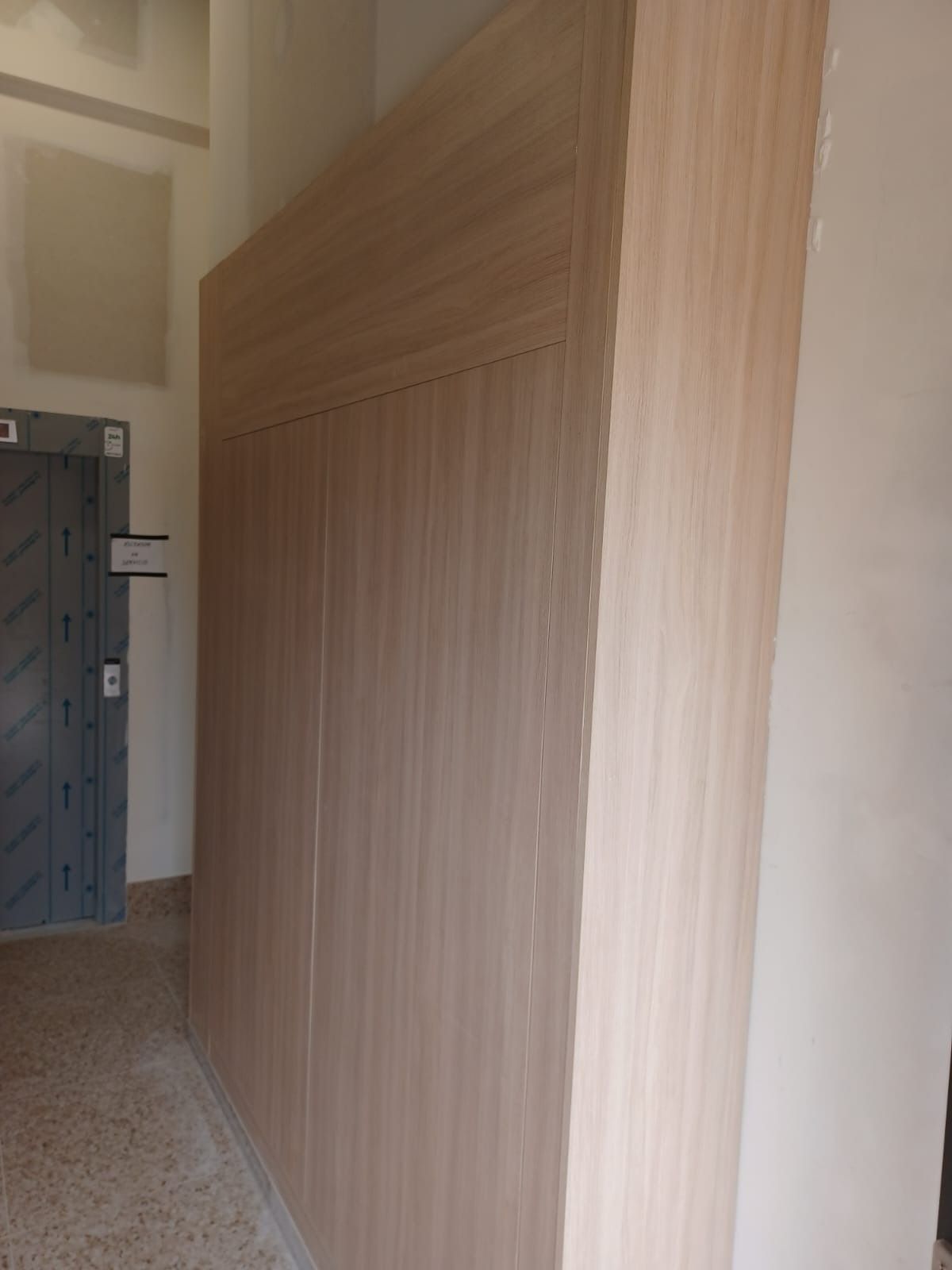 En una habitación, un armario 